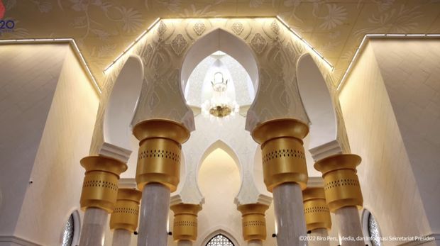 Presiden Joko Widodo (Jokowi) dan Presiden Uni Emirat Arab (UEA) Mohamed Bin Zayed Al-Nahyan meresmikan Masjid Raya Sheikh Zayed Al-Nahyan di Solo, Senin (14/11/2022).