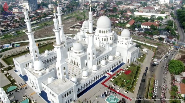 Inilah penampakan Masjid Raya Sheikh Zayed Al-Nahyan yang baru saja diresmikan (YouTube Sekretariat Presiden)