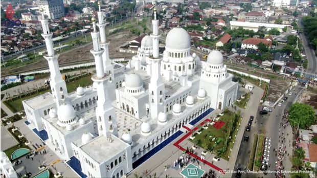 Presiden Joko Widodo (Jokowi) dan Presiden Uni Emirat Arab (UEA) Mohamed Bin Zayed Al-Nahyan meresmikan Masjid Raya Sheikh Zayed Al-Nahyan di Solo, Senin (14/11/2022).