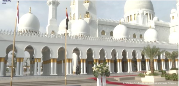 Masjid ini berdiri di lahan seluas 3,6 hektare dan bisa menampung 10 ribu orang. Sementara lahan parkirnya yang luas bisa menampung 28 armada bus. (YouTube Sekretariat Presiden) Masjid ini berdiri di lahan seluas 3,6 hektare dan bisa menampung 10 ribu orang. Sementara lahan parkirnya yang luas bisa menampung 28 armada bus. (YouTube Sekretariat Presiden)