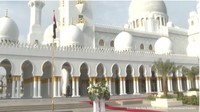 Masjid ini berdiri di lahan seluas 3,6 hektare dan bisa menampung 10 ribu orang. Sementara lahan parkirnya yang luas bisa menampung 28 armada bus. (YouTube Sekretariat Presiden)