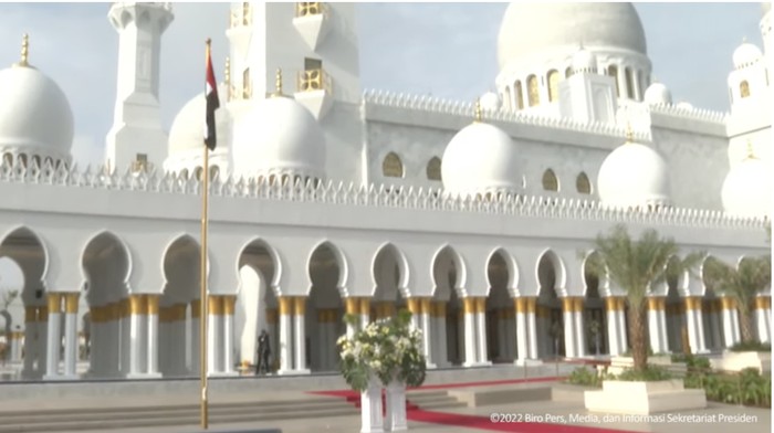 Presiden Joko Widodo (Jokowi) dan Presiden Uni Emirat Arab (UEA) Mohamed Bin Zayed Al-Nahyan meresmikan Masjid Raya Sheikh Zayed Al-Nahyan di Solo, Senin (14/11/2022).