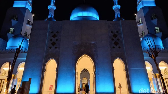 Masjid Sheikh Zayed Solo, Senin (14/11/2022) malam. Masjid Sheikh Zayed Solo, Senin (14/11/2022) malam.