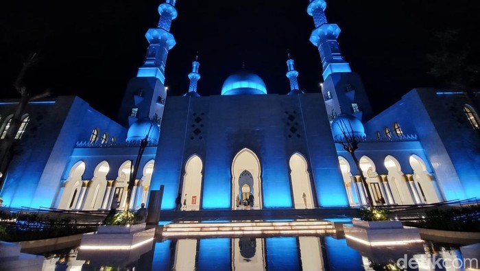 Masjid Sheikh Zayed Solo, Senin (14/11/2022) malam.