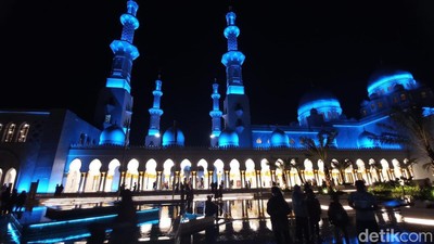 Cantiknya Masjid Sheikh Zayed Solo nan Berkilau di Waktu Malam