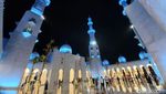 Cantiknya Masjid Sheikh Zayed Solo nan Berkilau di Waktu Malam