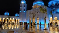 Presiden Mohammed Bin Zayed Al Nahyan langsung datang menghadiri peresmian masjid yang berlokasi di area seluas lebih dari 3 hektare di Gilingan, Kecamatan Banjarsari. Foto: Agil Trisetiawan Putra/detikJateng