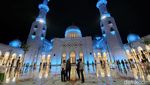 Cantiknya Masjid Sheikh Zayed Solo nan Berkilau di Waktu Malam