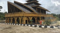 Masjid Bambu juga merupakan replika Masjid Sultan Suriansyah dipadu dengan penampakan Gedung Opera Sydney.