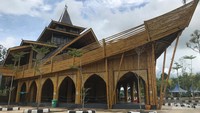 Ujung Masjid Bambu terlihat seperti buritan kapal.