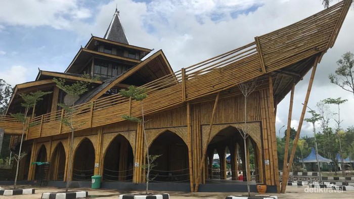 Ujung Masjid Bambu terlihat seperti buritan kapal.