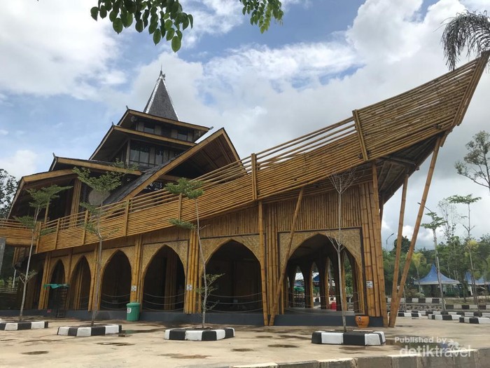 Ujung Masjid Bambu terlihat seperti buritan kapal.