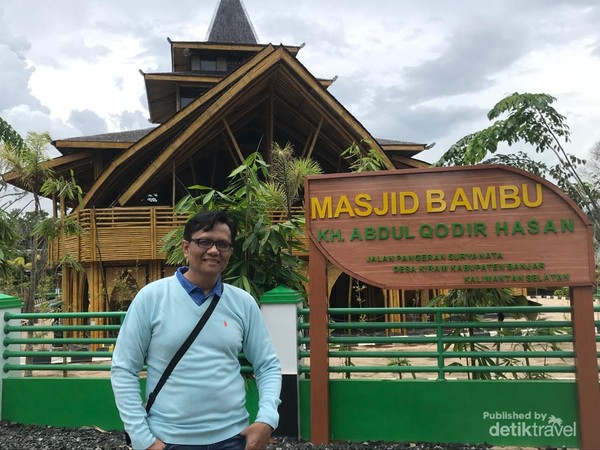Penulis di depan Masjid Bambu KH Abdul Qodir Hasan