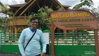 Penulis di depan Masjid Bambu KH Abdul Qodir Hasan
