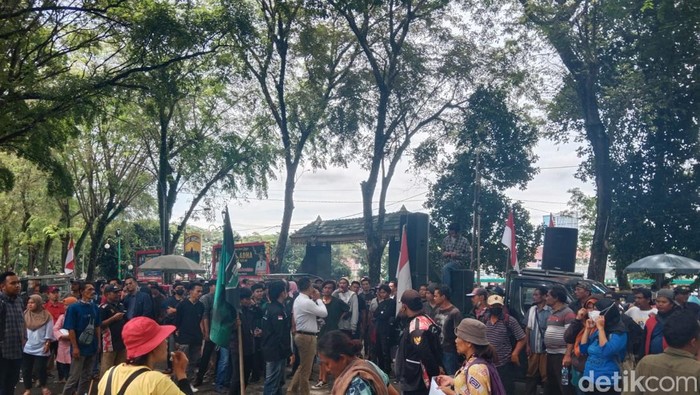 Massa saat aksi di depan gedung DPRD Sumut (Ahmad Arfah/detikSumut)