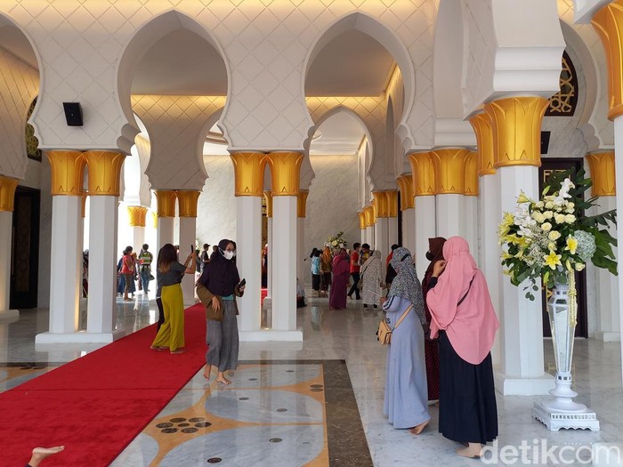 Masyarakat langsung menyerbu Masjid Sheikh Zayed Solo setelah diresmikan oleh Presiden Jokowi dan Presiden UEA Mohamed Bin Zayed Al Nahyan, Senin (14/11/2022) pagi.
