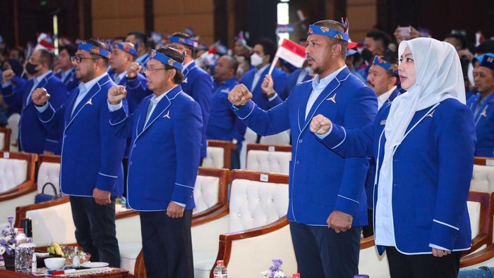 Ketua Umum Partai Demokrat Agus Harimurti Yudhoyono (AHY) melantik 38 ketua DPC Kabupaten dan Kota se-Jawa Timur. Begini potretnya.