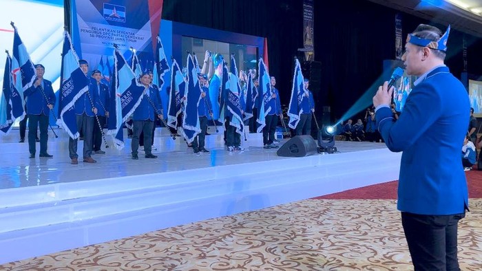 Melihat Lagi Momen AHY Lantik DPC Demokrat se-Jatim Ketua Umum Partai Demokrat Agus Harimurti Yudhoyono (AHY) melantik 38 ketua DPC Kabupaten dan Kota se-Jawa Timur. Begini potretnya.