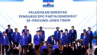 Sekjen DPP Partai Demorkat Teuku Rifeky Harsya bersama Kepala BPOK DPP Partai Demokrat Herman Khaeron dan Ketua DPD Partai Demokrat Jatim turut hadir serta menyaksikan pelantikan serta penandatanganan SK DPC oleh Ketum Partai Demokrat AHY.