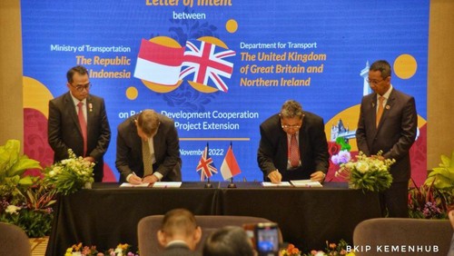 Menhub RI Budi Karya Sumadi menyaksikan penandatanganan MoU oleh Plt Dirjen Perkeretaapian dan Duta Besar Inggris Raya untuk Indonesia, di Bali, Senin, (14/11/2022). Foto: IST