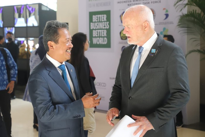 Menteri Kelautan dan Perikanan Sakti Wahyu Trenggono bersama Peter Thomson, Utusan Khusus Sekjend PBB bidang Kelautan saat menghadiri pembukaan Ocean 20 yang merupakan bagian dari kegiatan KTT G20 di Nusa Dua, Bali, Senin (14/11/2022).