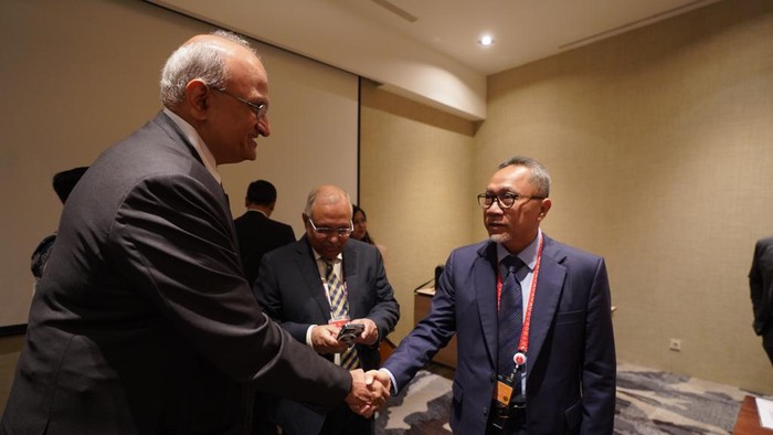 Menteri Perdagangan Zulkifli Hasan bertemu dengan Direktur Jenderal  Konfederasi Industri India (The Confederation of Indian Industry/CII) Candrajeet Banarje di sela pertemuan Konferensi Tingkat Tinggi (KTT) G20 di Bali, Senin (14/11).