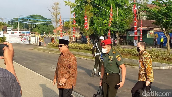 Menteri Pertahanan Prabowo Subianto tiba di lokasi peresmian Masjid Sheikh Zayed di Solo, Senin (14/11/2022) pagi.