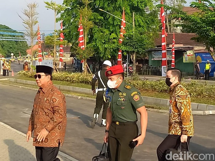 Menteri Pertahanan Prabowo Subianto tiba di lokasi peresmian Masjid Sheikh Zayed di Solo, Senin (14/11/2022) pagi.