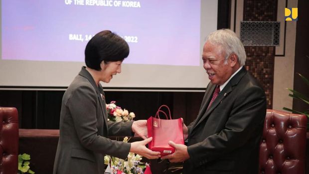 Menteri PUPR Basuki Hadimuljono dan Menteri Lingkungan Korea Selatan Han Wha Jin