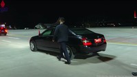 Di dalam mobil juga terdapat sistem udara khusus yang bisa menyediakan oksigen ketika di sekeliling ada gas berbahaya. Bila ban The Beast menggunakan Kevlar, Mercedes-Benz S 600 Guard untuk Presiden Jokowi juga dilengkapi Run Flat Tire. Mobil masih bisa melaju 30 km di saat tekanannya 0. Youtube Sekretariat Presiden