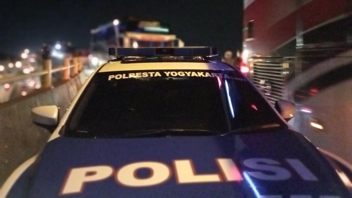 Mobil patwal Polresta Jogja mengawal rombongan bus wisata yang dicegat Elanto, Minggu (13/11/2022).