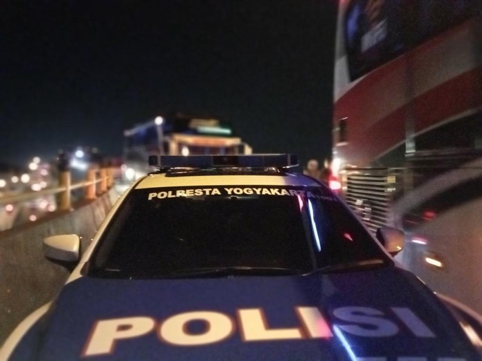 Mobil patwal Polresta Jogja mengawal rombongan bus wisata yang dicegat Elanto, Minggu (13/11/2022).
