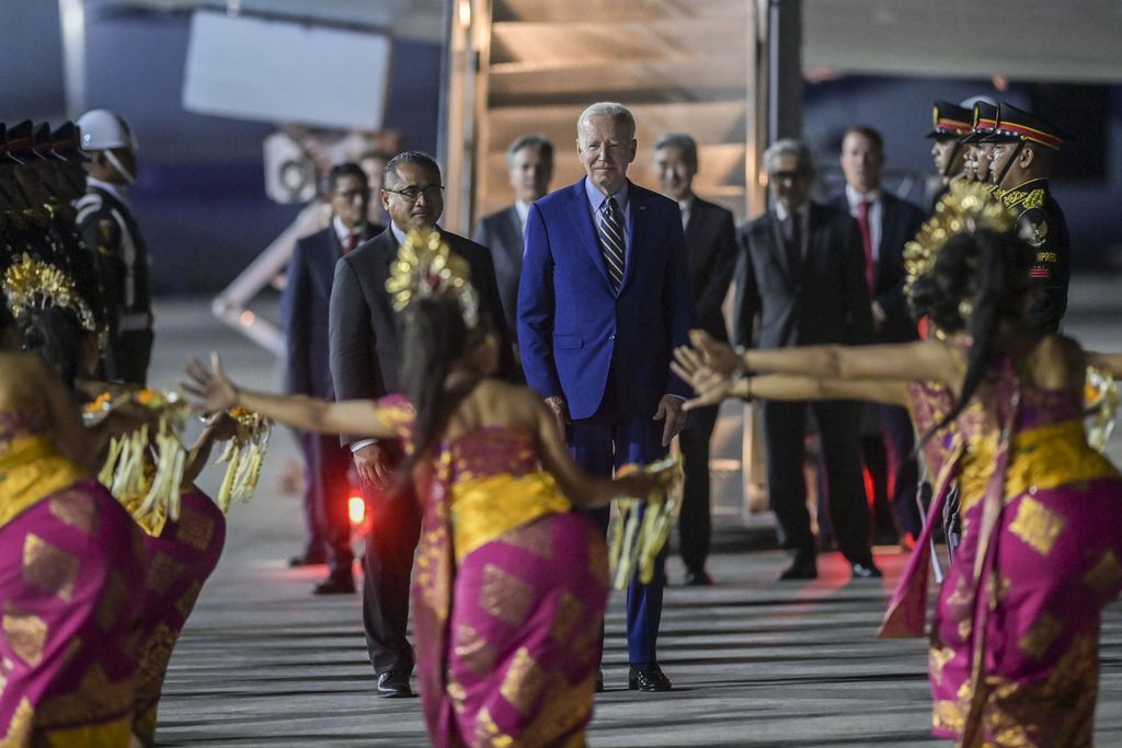 Presiden Amerika Serikat Joe Biden tiba di terminal VVIP I Bandara I Gusti Ngurah Rai Bali, Minggu (13/11/2022). Kedatangan Presiden Amerika Serikat tersebut untuk mengikuti KTT G20 yang akan berlangsung pada 15-16 November. ANTARA FOTO/Media Center G20 Indonesia/Galih Pradipta/nym.
