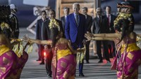 Presiden Amerika Serikat Joe Biden (tengah) tiba di terminal VVIP I Bandara I Gusti Ngurah Rai Bali, Minggu (13/11/2022). Kedatangan Presiden Amerika Serikat tersebut untuk mengikuti KTT G20 yang akan berlangsung pada 15-16 November. ANTARA FOTO/Media Center G20 Indonesia/Galih Pradipta