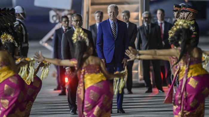Momen Joe Biden Disambut Para Penari Bali Presiden Amerika Serikat Joe Biden tiba di terminal VVIP I Bandara I Gusti Ngurah Rai Bali, Minggu (13/11/2022). Kedatangan Presiden Amerika Serikat tersebut untuk mengikuti KTT G20 yang akan berlangsung pada 15-16 November. ANTARA FOTO/Media Center G20 Indonesia/Galih Pradipta/nym.
