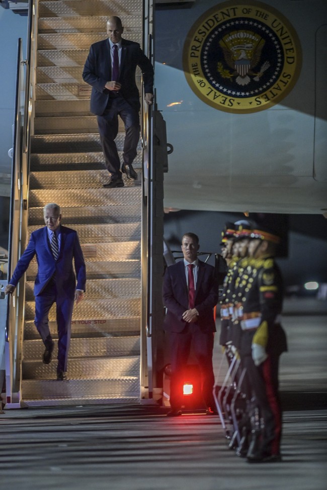 KTT G20 turut dihadiri Presiden AS Joe Biden. Keluar dari pesawat Kepresidenan AS Air Force One setelah mendarat tadi malam, Joe Biden bergaya formal dengan setelan lengkap. Dasi hitam bermotif garis diagonal menjadi andalan pria 79 tahun itu. Kedatangannya juga disambut tarian Bali. (Foto: ANTARA FOTO/GALIH PRADIPTA)
