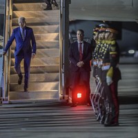 KTT G20 turut dihadiri Presiden AS Joe Biden. Keluar dari pesawat Kepresidenan AS Air Force One setelah mendarat tadi malam, Joe Biden bergaya formal dengan setelan lengkap. Dasi hitam bermotif garis diagonal menjadi andalan pria 79 tahun itu. Kedatangannya juga disambut tarian Bali. (Foto: ANTARA FOTO/GALIH PRADIPTA)