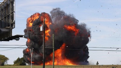Momen Mencekam Dua Pesawat Tabrakan di Atraksi Dallas Airshow