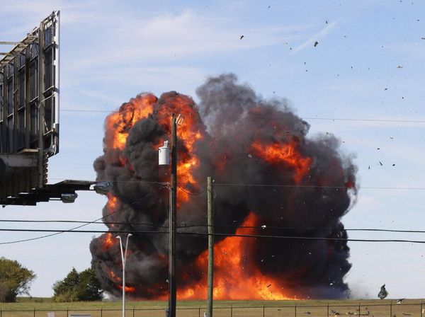 Momen Mencekam Dua Pesawat Tabrakan di Atraksi Dallas Airshow