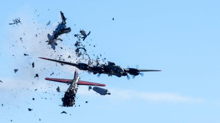 Momen Mencekam Dua Pesawat Tabrakan di Atraksi Dallas Airshow In this photo provided by Larry Petterborg, a Boeing B-17 Flying Fortress and a Bell P-63 Kingcobra collide in the midair during an airshow at Dallas Executive Airport in Dallas, Saturday, Nov. 12, 2022. (Larry Petterborg via AP)