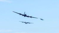 Sebuah Boeing B-17 Flying Fortress (depan), terlihat beberapa detik sebelum bertabrakan dengan Bell P-63 Kingcobra di udara selama pertunjukan udara di Bandara Eksekutif Dallas di Dallas, Sabtu, (12/11/2022). AP/Larry Petterborg