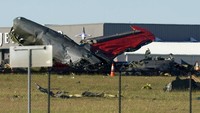 Enam orang tewas dalam kecelakaan itu. Boeing 17 biasa memiliki empat atau lima awak dan Kingcobra memuat seorang pilot. AP/LM Otero