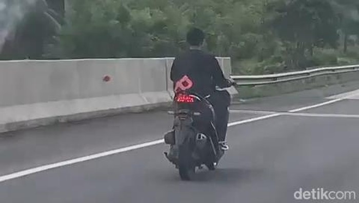 Tangkapan layar video viral seorang pengendara motor masuk Tol Bakauheni-Terbanggi Besar di Lampung.