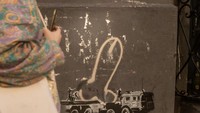 Pada 13 November, juga terdapat mural khas stensil karya Banksy yang muncul di bangunan kota Kyiv.  oto: Getty Images/Chris McGrath