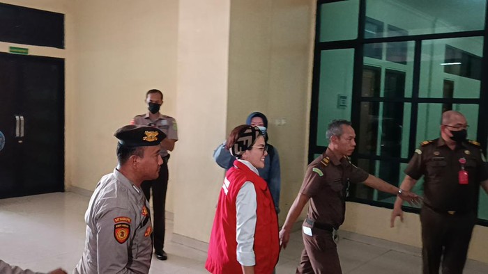 Nikita Mirzani hadiri sidang perdana di Pengadilan Negeri Serang.