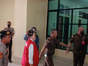 Senyum Nikita Mirzani Jelang Sidang Perdana Pencemaran Nama Baik