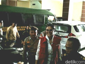 Penampilan Nikita Mirzani Tersenyum Jelang Sidang Perdana Pencemaran Nama Baik