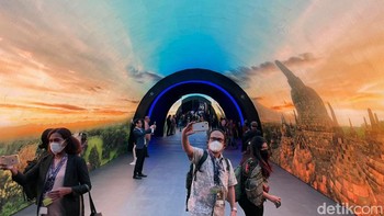 Area kedua ada Tunnel of Wonders, berupa lorong yang di segala sisi kanan-kiri-atas terdapat layar yang menayangkan visual kekayaan alam Indonesia. Foto: Agus Tri Haryanto/detikcom