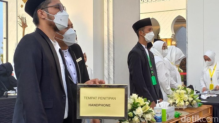 Para tamu peresmian Masjid Sheikh Zayed discreening, tas dan HP dititipkan. Senin (14/11/2022)