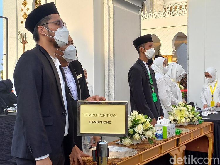 Potret Ketatnya Pengamanan Peresmian Masjid Sheikh Zayed Solo